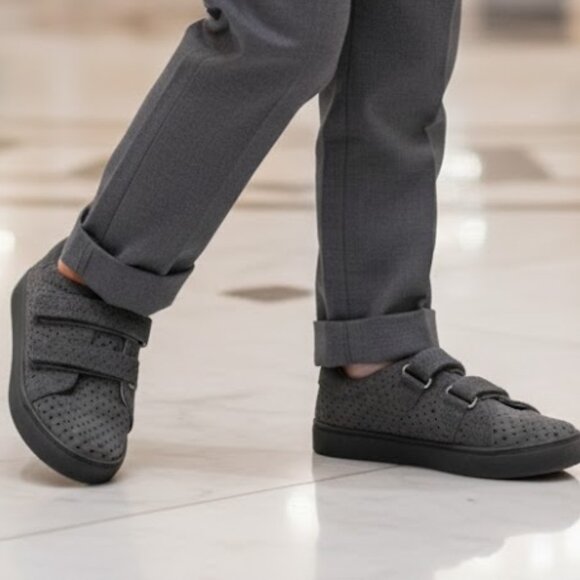 New AKID Gray LEATHER Sneakers Trainers VELCRO Closure SZ 3 YEAR - Picture 1 of 15